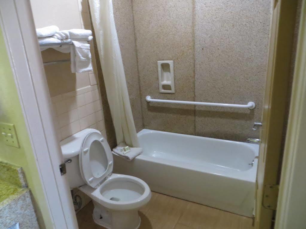 Super 8 By Wyndham Galveston Otel Dış mekan fotoğraf